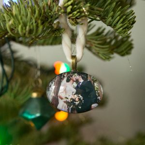 st-diy-wedding-photo-christmas-ornaments_featured
